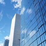 Vista aérea de un moderno edificio corporativo en un entorno urbano con cielo despejado