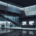 Oficinas modernas de una cámara minera con tecnología avanzada en una ciudad contemporánea