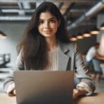 Retrato editorial de una emprendedora joven usando una laptop en un espacio de coworking moderno.