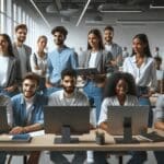 Grupo de jóvenes emprendedores colaborando en un espacio de coworking moderno con pantallas y computadoras portátiles.