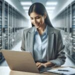 Emprendedora usando una laptop en un entorno tecnológico moderno, con fondo difuminado de servidores.