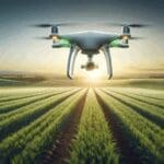 Dron volando sobre un extenso campo agrícola verde al atardecer, con sensores visibles captando datos.