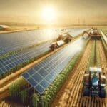 Paneles solares instalados en campos agrícolas con cultivos y maquinaria trabajando bajo el sol.