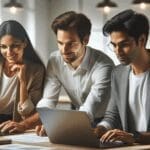 Tres emprendedores colaborando en una oficina moderna, ordenadores portátiles y ambiente tecnológico.