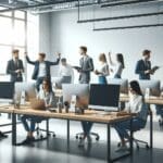 Oficina luminosa de coworking con emprendedores colaborando alrededor de computadoras modernas.