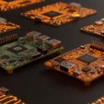 Comparativa de single board computers 2025 mostrando Raspberry Pi 5 y Orange Pi 5 Pro en ambiente tecnológico de alta calidad.