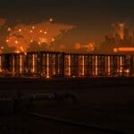 Centro de datos de IA en Texas con consumo de gas natural representando el impacto ambiental y la competencia tecnológica con China.