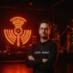 Austin Russell ex-CEO de Luminar planeando readquirir la empresa, imagen que representa innovación en IA y tecnología lidar en ecosistema startup.