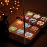 Controversia por etiquetado NSFW en apps religiosas en F-Droid, simbolizando debate sobre censura y políticas de contenido en comunidad open source.