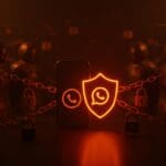 Escudo digital protegiendo usuarios de WhatsApp contra ataques cibernéticos de NSO Group en un contexto de seguridad digital empresarial.