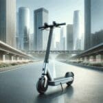 Primer plano de un patinete eléctrico futurista en ciudad moderna, con fondo difuminado y luz natural.