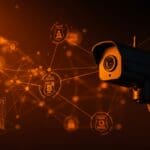 Alianza entre cámaras inteligentes Ring y autoridades policiales para compartir grabaciones de vigilancia, destacando colaboración y privacidad en seguridad.