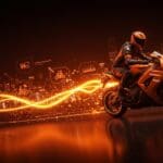 Inversión en movilidad y startups representada por motociclista dinámico y flujos digitales en paleta naranja y negro.