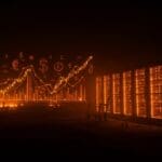 Centro de datos iluminado en tonos naranjas con cables eléctricos pulsantes y emprendedor reflexionando sobre costos energéticos y política local.