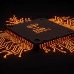 Detalle de un microprocesador Intel 386 con circuitos y multiplexores CMOS iluminados en naranja, destacando la innovación en diseño de chips y legado en ingeniería de hardware vintage.