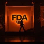 Dimisión de George Tidmarsh en la FDA representa crisis y riesgo institucional en la regulación de la industria farmacéutica.