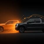 Ford reconsiderando el futuro del F-150 Lightning mientras avanza hacia camiones de gasolina e híbridos, impactando la industria automotriz.