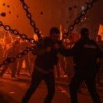 Fotoperiodista cubriendo protesta ICE siendo arrestado, destacando la libertad de prensa y retos legales para periodistas independientes.