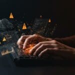 Desarrollador enfrentando fallos técnicos en operaciones GitHub con alertas de incidencias en infraestructura tecnológica para startups.