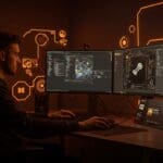 Fundador tecnológico usando Linux para gaming en un entorno moderno con Steam Deck y hardware tecnológico en la paleta naranja y negro de Ecosistema Startup.