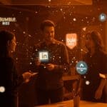 Networking empresarial para startups en LATAM, mostrando fundadores colaborando en coworking con conexiones digitales y símbolos de networking profesional.