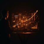 Ejecutivo de SoftBank frente a un portafolio digital con metáforas visuales de inteligencia artificial e inversión en startups tecnológicas.