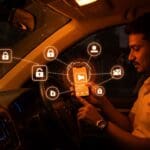 Conductor de Uber en India usando la función de grabación de video para seguridad digital en la app de ridesharing, tecnología aplicada a la movilidad.