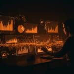 Validación y mitigación del output drift en modelos de lenguaje para fintech, mostrando análisis de datos financieros y redes neuronales en un entorno tecnológico avanzado.