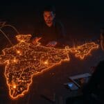 Fundador fintech supervisando mapa digital de India con nodos brillantes que simbolizan la expansión y relanzamiento de Coinbase en el mercado fintech indio.