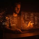 Desarrollador trabajando con IA aplicada y modelos de lenguaje open source en un entorno de software local y privado para startups tecnológicas.