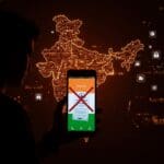 Regulación tecnológica y privacidad en India representada por smartphone y símbolos digitales en paleta naranja y negra.