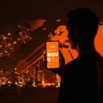 Emprendedor con smartphone mostrando app de viajes compartidos Viatik en Uruguay, representando aval legal y avance en movilidad colaborativa en LATAM.