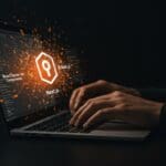 Vulnerabilidades en React Server Components de Next.js representadas con código y gráficos digitales en tonos naranja y negro para startups tecnológicas.