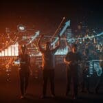 Founders celebrando en programa de aceleración de startups de la Universidad Católica con símbolos de funding y crecimiento en ecosistema LATAM.