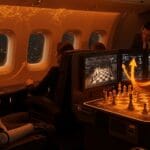 Bot de ajedrez competitivo de Delta Air Lines en acción, demostrando IA aplicada en entretenimiento aéreo con tecnología avanzada dentro de un avión.