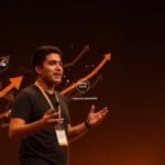 Founder hispano exitoso presentando en Startup Battlefield 2025, destacando claves de pitching y mentoría en Ecosistema Startup.