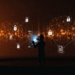 Contratista interactuando con interfaz digital sobre riesgos legales y propiedad intelectual en IA, destacando debates éticos en tecnología startup.