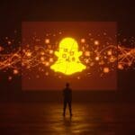 Demanda legal a Snap por adicción en redes sociales y riesgos regulatorios para startups tecnológicas sociales en color naranja y negro.