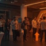 Startups e inversores en evento de emprendimiento tecnológico y networking clave en Miami con metáforas visuales de inversión y ecosistema startup.