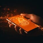 Teléfono bloqueado de Verizon con cadenas digitales naranjas representando la exigencia de 365 días para desbloquear y su impacto en telecomunicaciones.