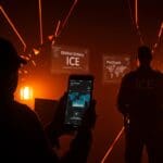 Vigilancia biométrica y derechos civiles en el caso ICE con Global Entry y PreCheck, representando tecnología y protestas.