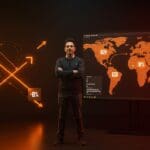 Founder latinoamericano frente a interfaces digitales con representaciones del App Store alternativo y reducción de comisiones en el ecosistema startup LATAM.