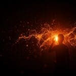 Fundador de startup creativo iluminado entre redes neuronales digitales que simbolizan la creatividad y la inteligencia artificial en la era tecnológica.