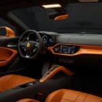 Interior minimalista y lujoso del Ferrari Luce EV diseñado por Jony Ive, integrando innovación tecnológica y movilidad eléctrica.