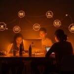 Medios sin fines de lucro y periodismo comunitario impulsados por operaciones ICE, conectando comunidades inmigrantes y tendencias del mercado digital.