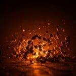 Peter Attia dejando un startup healthtech simbolizado por estructuras digitales fracturadas en tonos naranja y negro, reflejando una crisis reputacional en longevidad y tecnología médica.